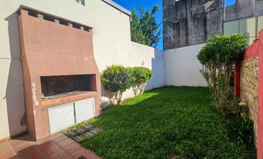 Casa 2 dormitorios con patio verde