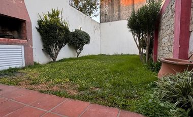Casa 2 dormitorios con patio verde