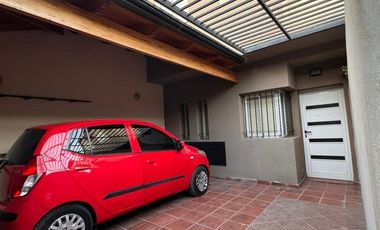 Casa 2 dormitorios con patio verde