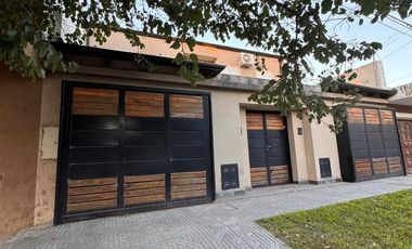 Casa 2 dormitorios con patio verde