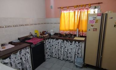 VENTA CASA 3 AMB FCIO. VARELA AMPLIO TERRENO