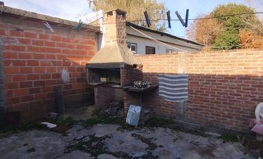VENTA CASA 3 AMB FCIO. VARELA AMPLIO TERRENO