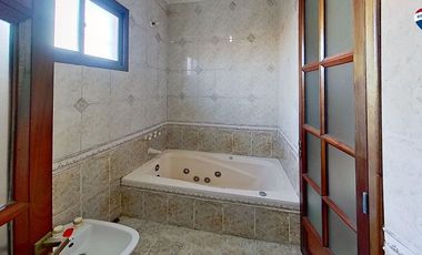 VENTA CASA 6 AMBIENTES EZPELETA