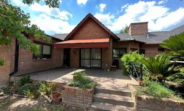 CASA 5 AMBIENTES EN VENTA EN MORENO CON PILETA