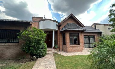 CASA 5 AMBIENTES EN VENTA EN MORENO CON PILETA