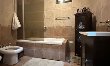 CASA 5 AMBIENTES EN VENTA EN MORENO CON PILETA