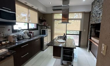 CASA 5 AMBIENTES EN VENTA EN MORENO CON PILETA