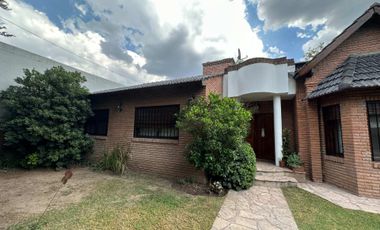 CASA 5 AMBIENTES EN VENTA EN MORENO CON PILETA