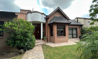CASA 5 AMBIENTES EN VENTA EN MORENO CON PILETA