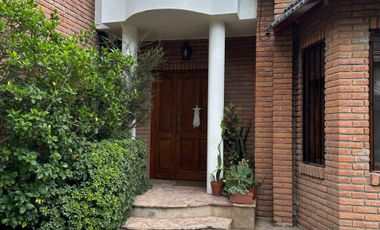 CASA 5 AMBIENTES EN VENTA EN MORENO CON PILETA