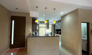 CASA 5 AMBIENTES EN VENTA EN MORENO CON PILETA