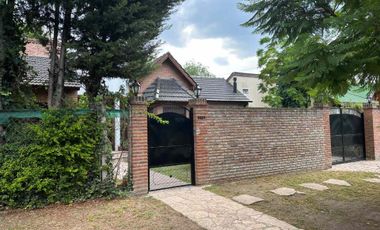 CASA 5 AMBIENTES EN VENTA EN MORENO CON PILETA