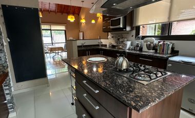CASA 5 AMBIENTES EN VENTA EN MORENO CON PILETA