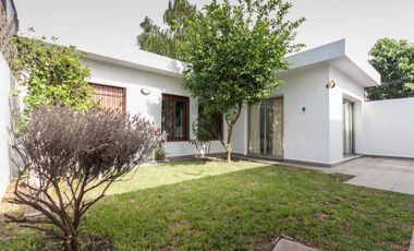 CASA 3 AMB. CON COCHERA, QUINCHO Y CUARTO DE SERV.