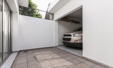 CASA 3 AMB. CON COCHERA, QUINCHO Y CUARTO DE SERV.