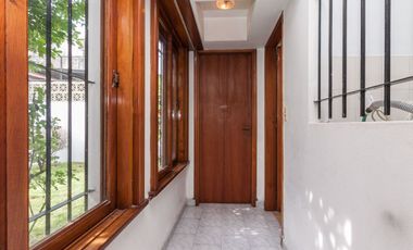 CASA 3 AMB. CON COCHERA, QUINCHO Y CUARTO DE SERV.