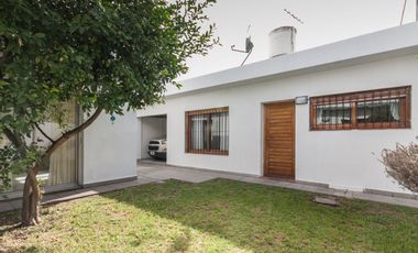 CASA 3 AMB. CON COCHERA, QUINCHO Y CUARTO DE SERV.