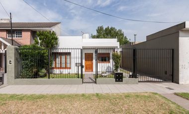 CASA 3 AMB. CON COCHERA, QUINCHO Y CUARTO DE SERV.