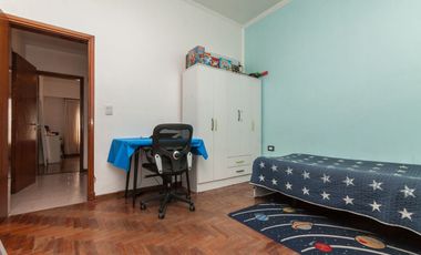 CASA 3 AMB. CON COCHERA, QUINCHO Y CUARTO DE SERV.