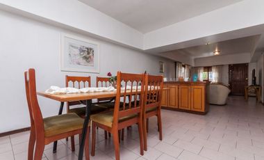 CASA 3 AMB. CON COCHERA, QUINCHO Y CUARTO DE SERV.