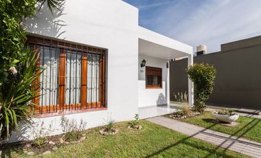CASA 3 AMB. CON COCHERA, QUINCHO Y CUARTO DE SERV.