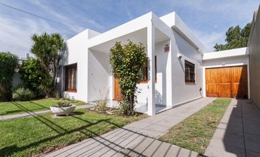 CASA 3 AMB. CON COCHERA, QUINCHO Y CUARTO DE SERV.