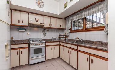 CASA 3 AMB. CON COCHERA, QUINCHO Y CUARTO DE SERV.