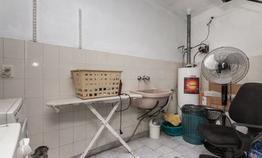 CASA 3 AMB. CON COCHERA, QUINCHO Y CUARTO DE SERV.