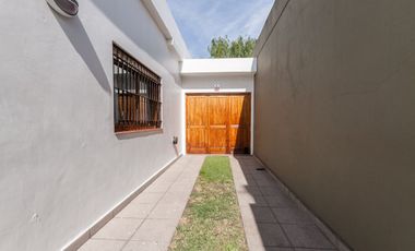 CASA 3 AMB. CON COCHERA, QUINCHO Y CUARTO DE SERV.
