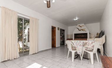 CASA 3 AMB. CON COCHERA, QUINCHO Y CUARTO DE SERV.