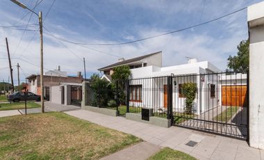 CASA 3 AMB. CON COCHERA, QUINCHO Y CUARTO DE SERV.