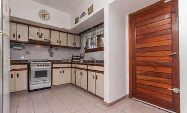 CASA 3 AMB. CON COCHERA, QUINCHO Y CUARTO DE SERV.