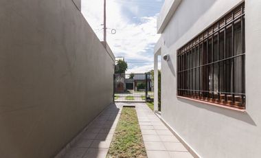 CASA 3 AMB. CON COCHERA, QUINCHO Y CUARTO DE SERV.