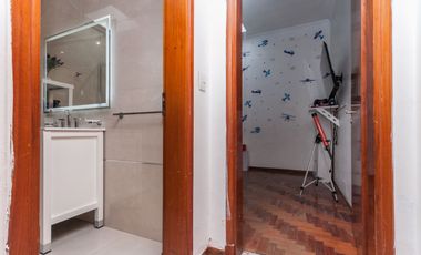CASA 3 AMB. CON COCHERA, QUINCHO Y CUARTO DE SERV.