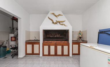 CASA 3 AMB. CON COCHERA, QUINCHO Y CUARTO DE SERV.