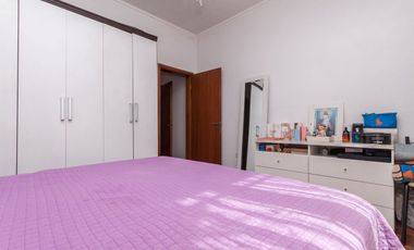 CASA 3 AMB. CON COCHERA, QUINCHO Y CUARTO DE SERV.