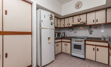 CASA 3 AMB. CON COCHERA, QUINCHO Y CUARTO DE SERV.
