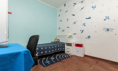 CASA 3 AMB. CON COCHERA, QUINCHO Y CUARTO DE SERV.