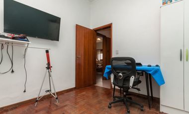 CASA 3 AMB. CON COCHERA, QUINCHO Y CUARTO DE SERV.