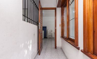 CASA 3 AMB. CON COCHERA, QUINCHO Y CUARTO DE SERV.