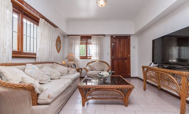 CASA 3 AMB. CON COCHERA, QUINCHO Y CUARTO DE SERV.