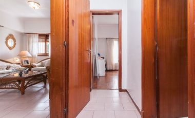 CASA 3 AMB. CON COCHERA, QUINCHO Y CUARTO DE SERV.