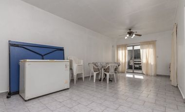 CASA 3 AMB. CON COCHERA, QUINCHO Y CUARTO DE SERV.