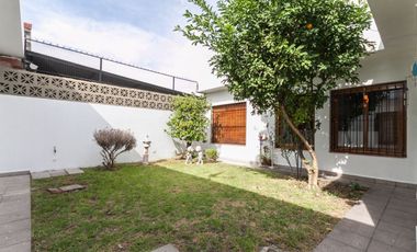 CASA 3 AMB. CON COCHERA, QUINCHO Y CUARTO DE SERV.