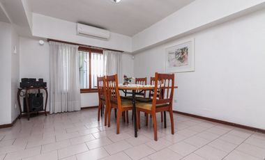 CASA 3 AMB. CON COCHERA, QUINCHO Y CUARTO DE SERV.