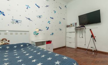 CASA 3 AMB. CON COCHERA, QUINCHO Y CUARTO DE SERV.
