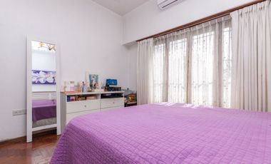 CASA 3 AMB. CON COCHERA, QUINCHO Y CUARTO DE SERV.
