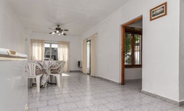 CASA 3 AMB. CON COCHERA, QUINCHO Y CUARTO DE SERV.