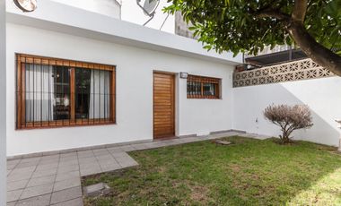 CASA 3 AMB. CON COCHERA, QUINCHO Y CUARTO DE SERV.