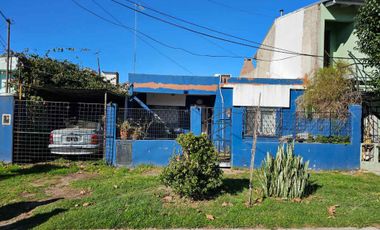 Venta de casa 3 ambientes con cochera Ezpeleta.